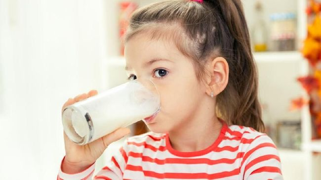 Orangtua Wajib Tahu: 7 Bahaya Anak Terlalu Banyak Minum Susu