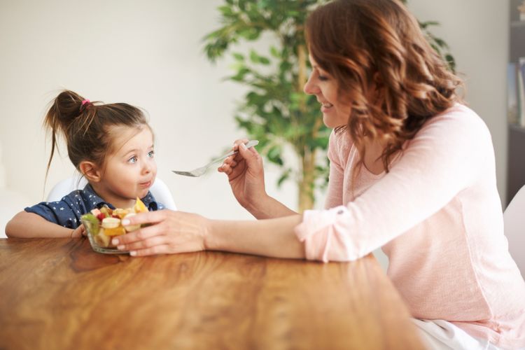 10 Kebiasaan Orang Tua saat Memberikan Makanan yang Bikin Anak Sakit: Salah Satunya Penggunaan Peralatan yang Tidak Higienis