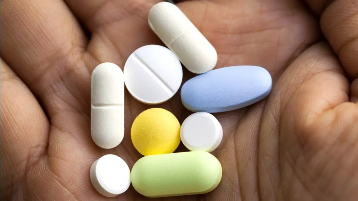 Bahaya Minum Obat Pakai Teh Herbal yang Super (2025)